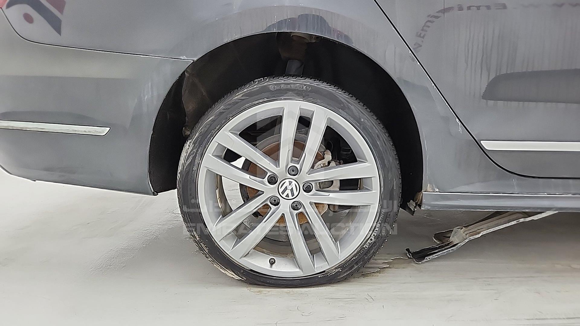 2017 VOLKSWAGEN PASSAT VIN: 1VWDT7A38HC025469