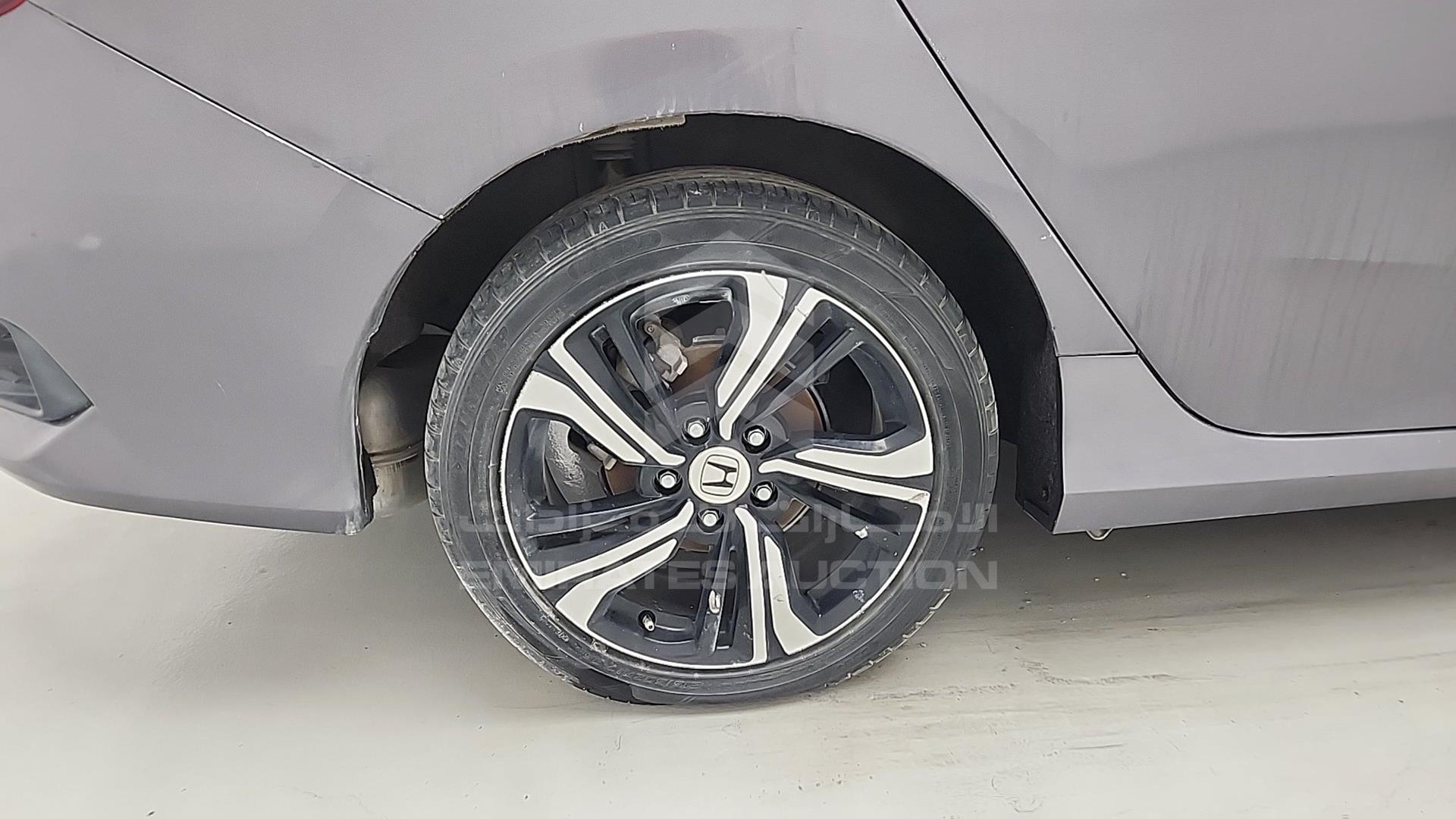2018 HONDA CIVIC VIN: 2HGFC2F70JH592807