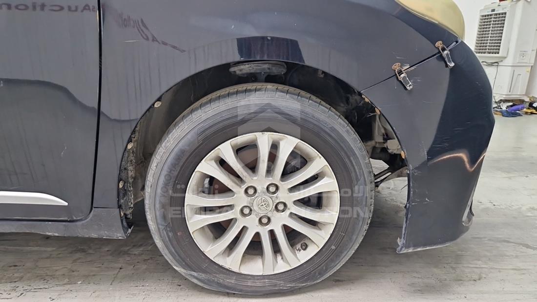 2012 Toyota Sienna — Front Right Tyre — Photo 37