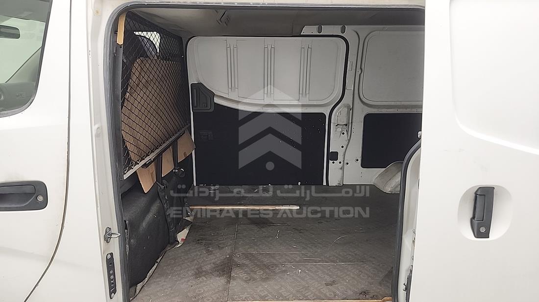 نيسان أورفان 2015 — زاوية الراكب الخلفي اليسرى — صورة 14