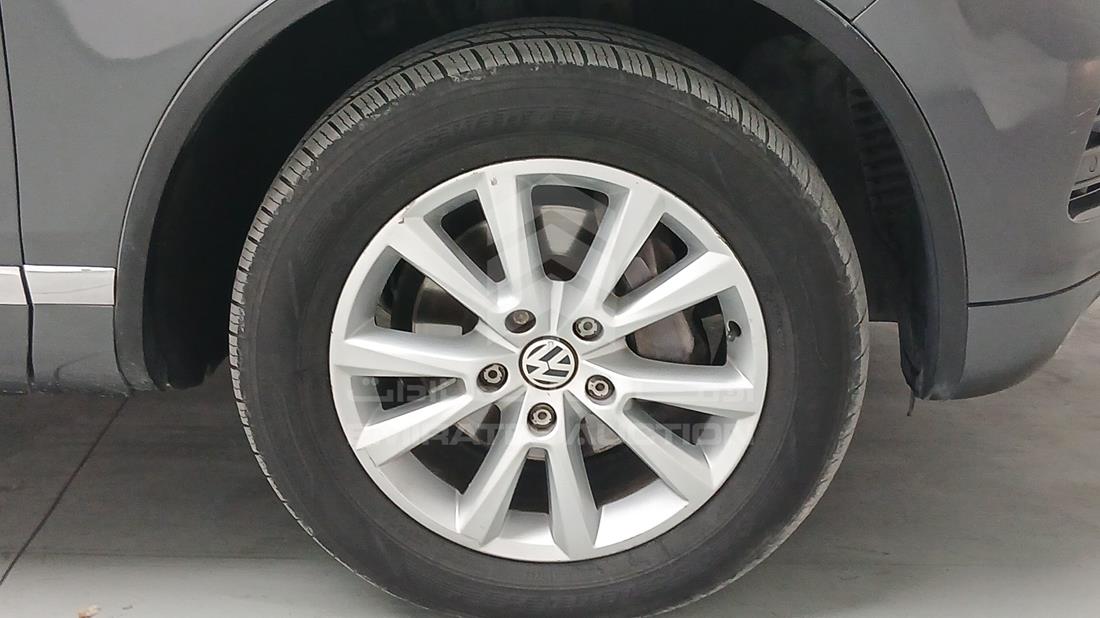 2014 Volkswagen Touareg — Front Right Tyre — Photo 32