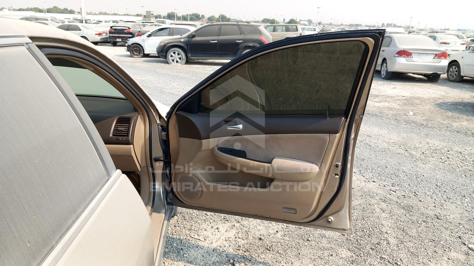 2005 HONDA ACCORD VIN: JHMCM56585C401155