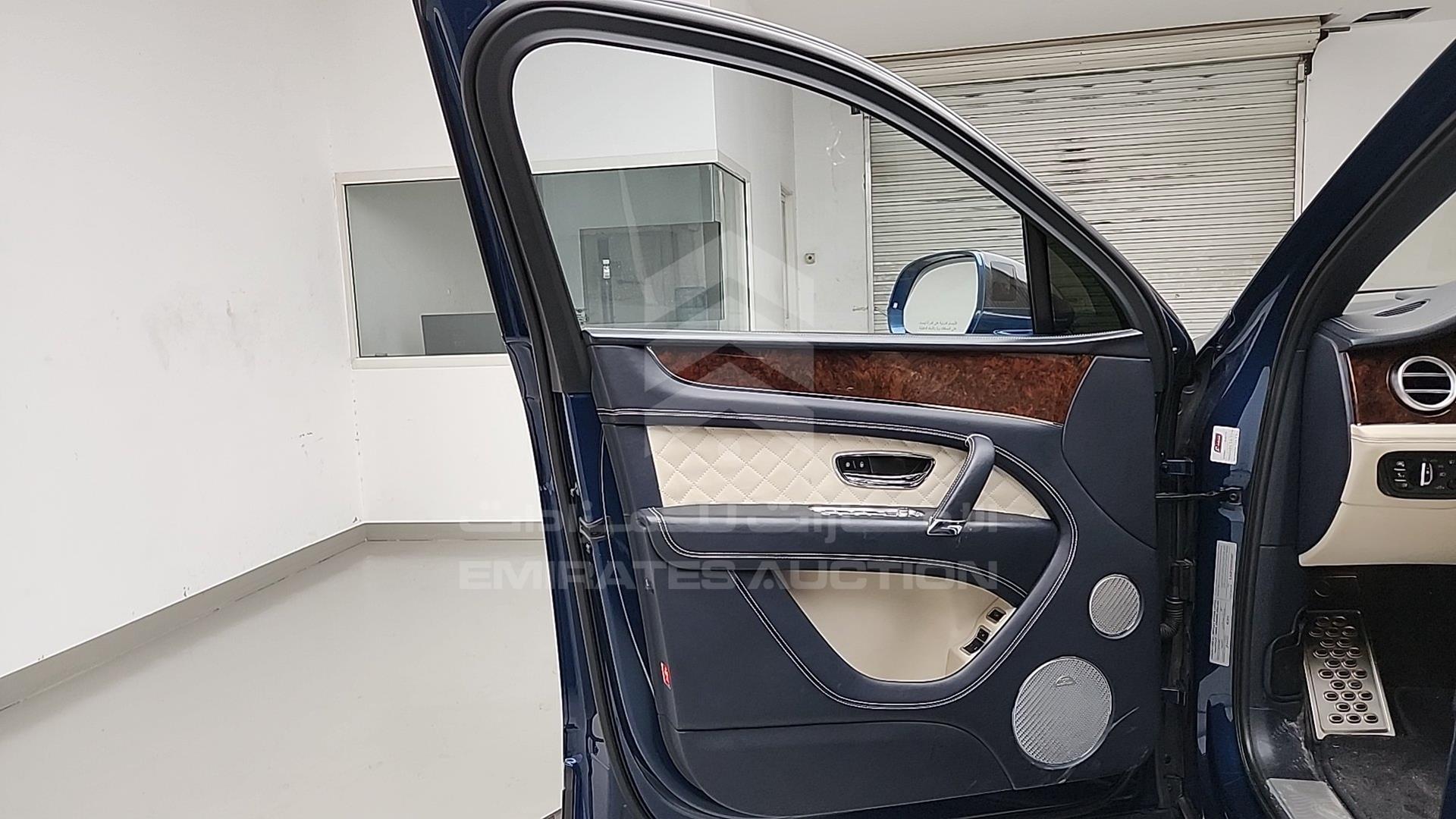 2017 BENTLEY BENTAYGA VIN: SJAAB1ZV0HC013457