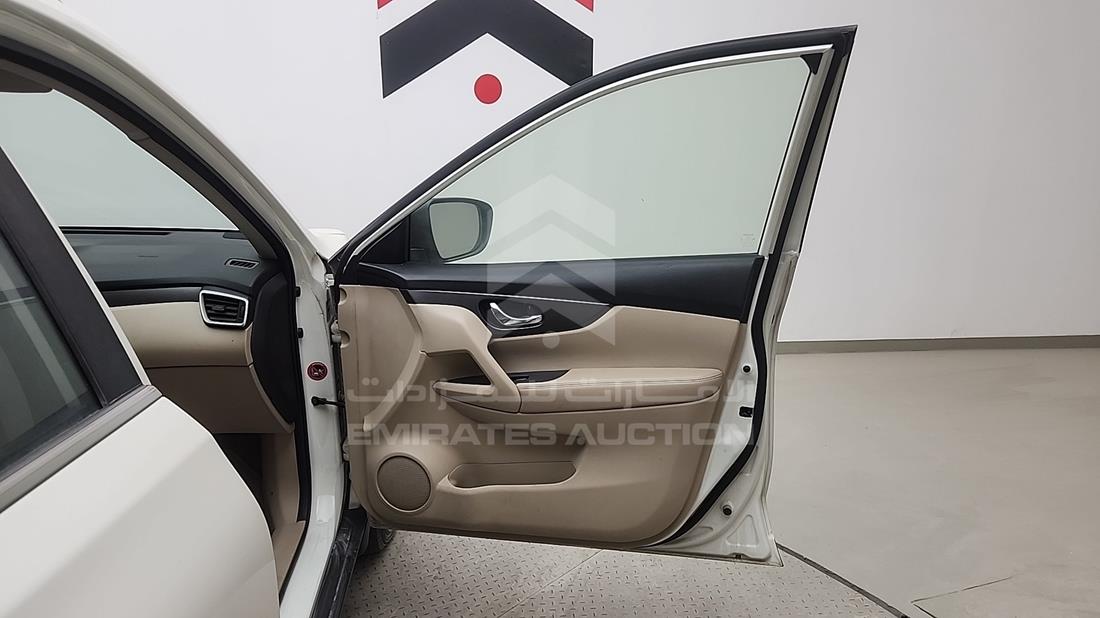 نيسان اكس تريل 2015 — الباب الأمامي الأيمن — صورة 20