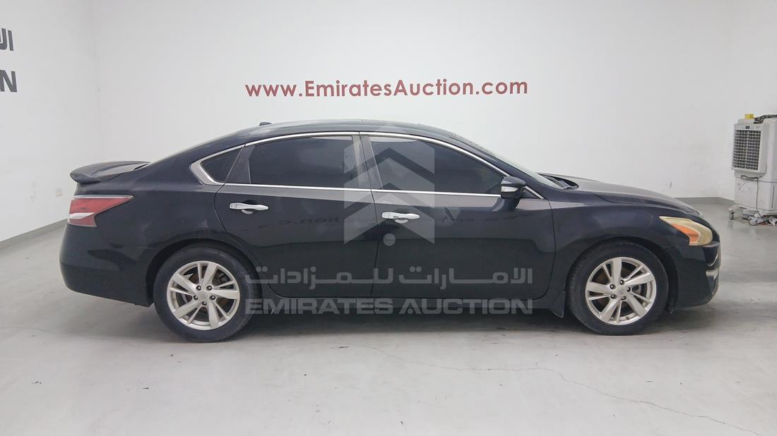 2014 Nissan Altima — Front Right Angle — Photo 13