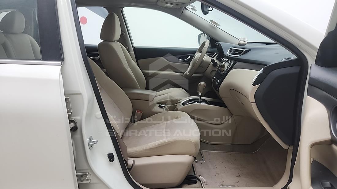 نيسان اكس تريل 2015 — زاوية الراكب الأمامي للمقعد — صورة 18