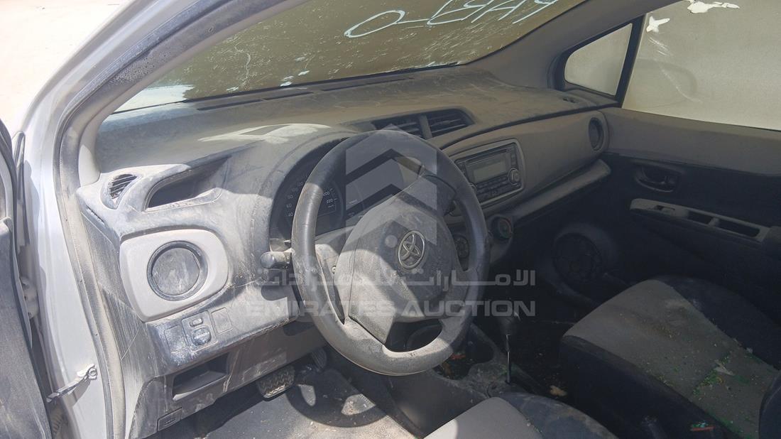 تويوتا ياريس 2014 — زاوية الواجهة الكاملة — صورة 15