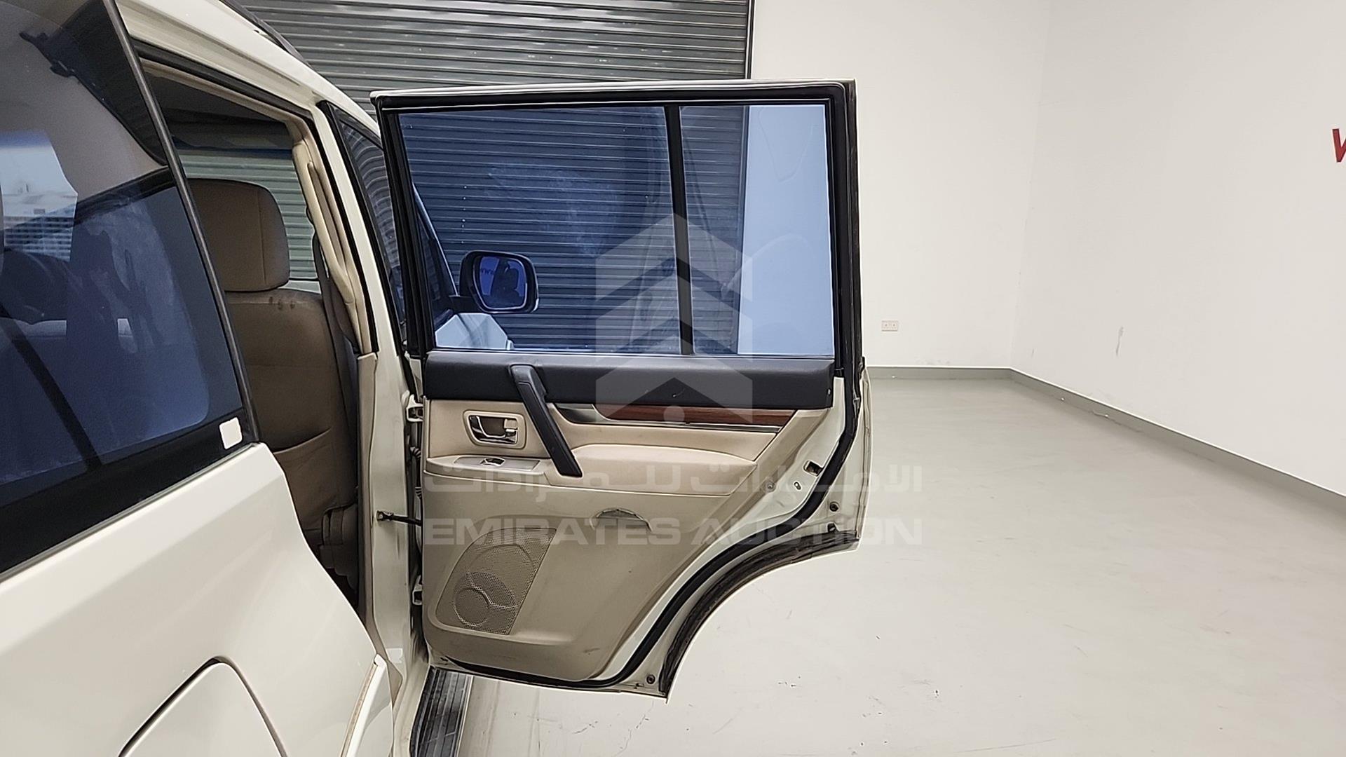2009 MITSUBISHI PAJERO VIN: JMYLRV93W9J710845