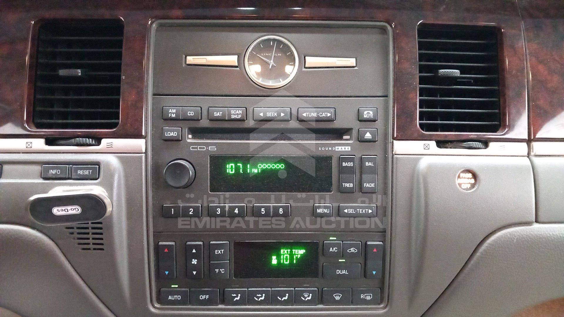 2010 LINCOLN TOWN VIN: 2LNBL8CV9AX752302