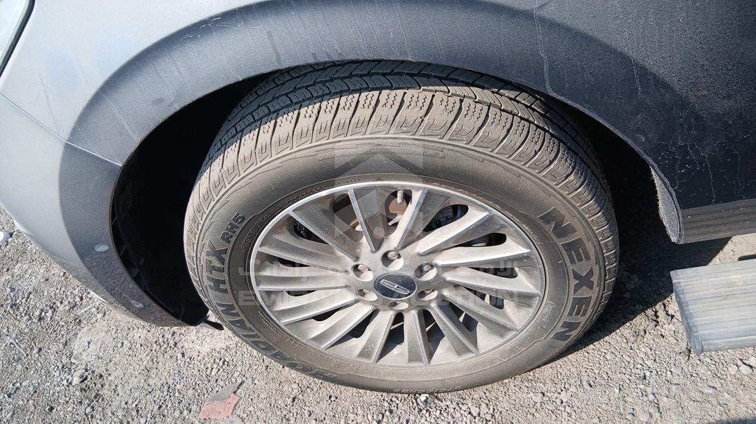 2021 Lincoln Navigator — Front Left Tyre — Photo 37