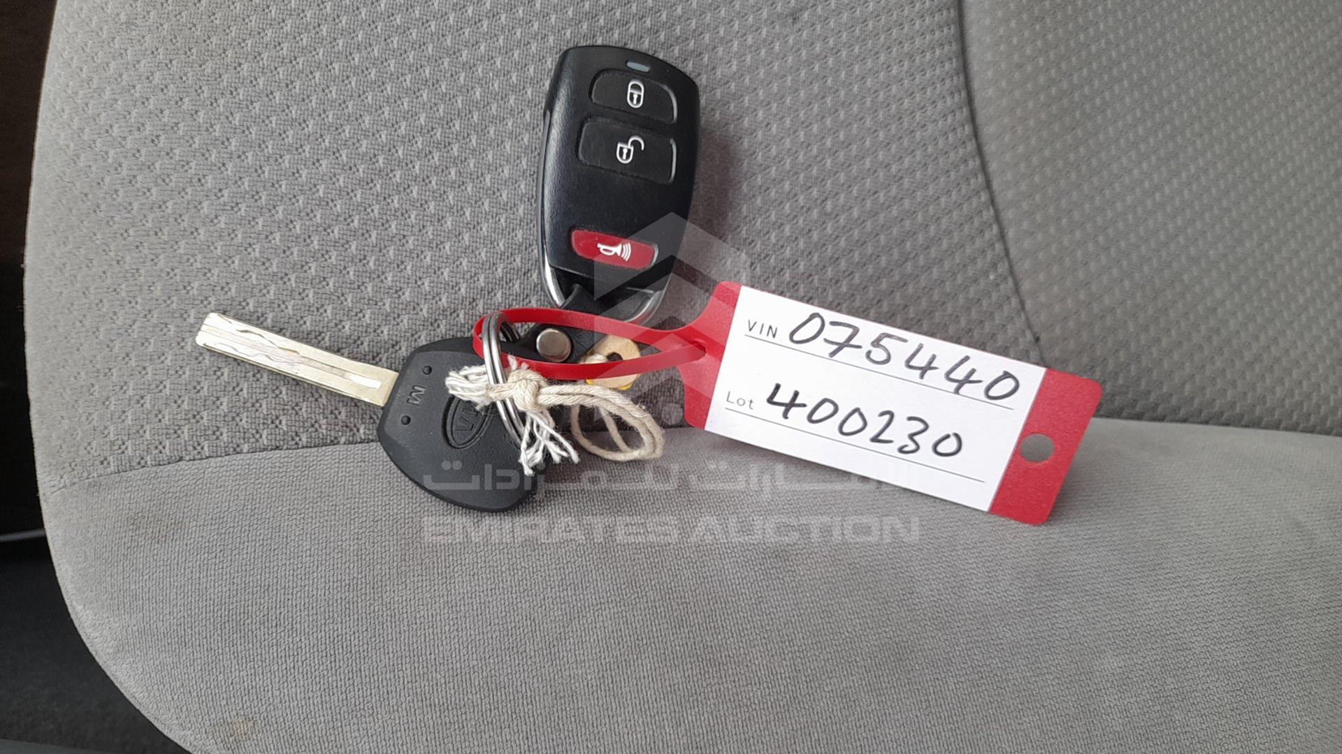 2012 KIA MOHAVE VIN: KNAKN811XC5075440