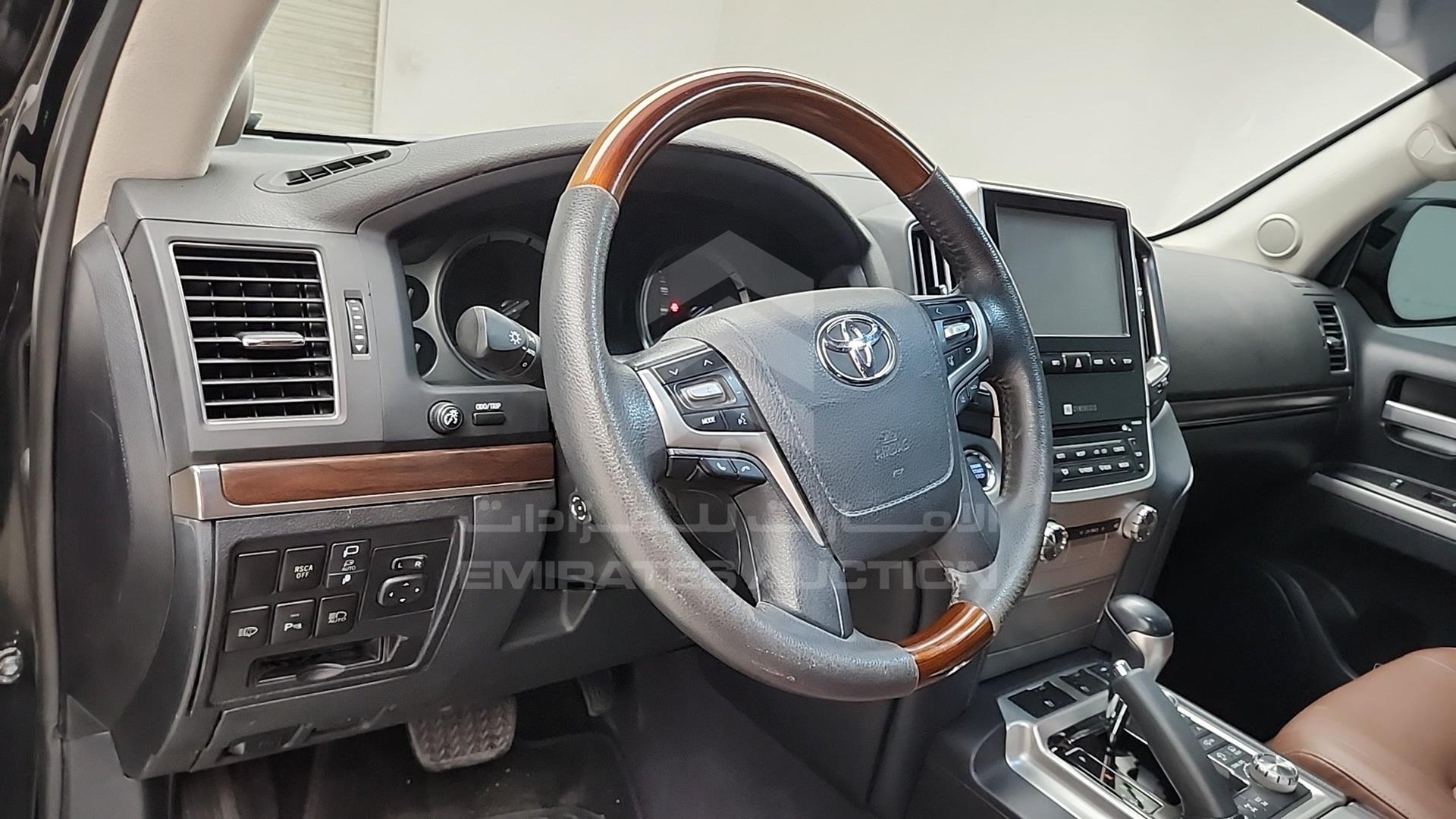 2018 TOYOTA LAND CRUISER VIN: JTMHY05J6J4073218
