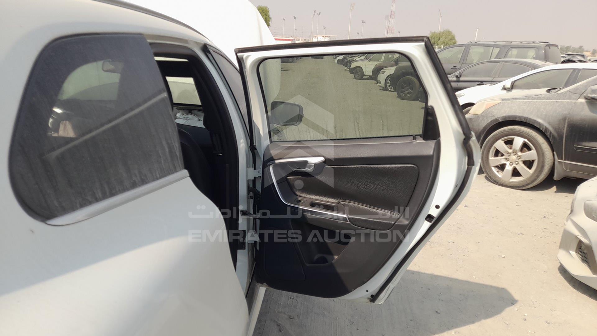 2014 VOLVO XC 60 VIN: YV147HDZ0E2558389