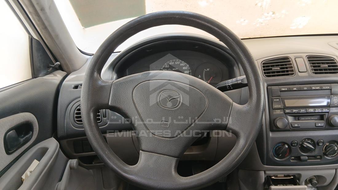 مازدا 323 2003 — التحكمات في عجلة القيادة — صورة 12