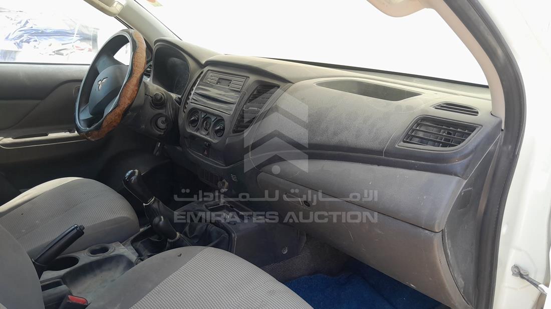 ميتسوبيشي L 200 2016 — زاوية واجهة الراكب الأمامي الأيمن — صورة 25