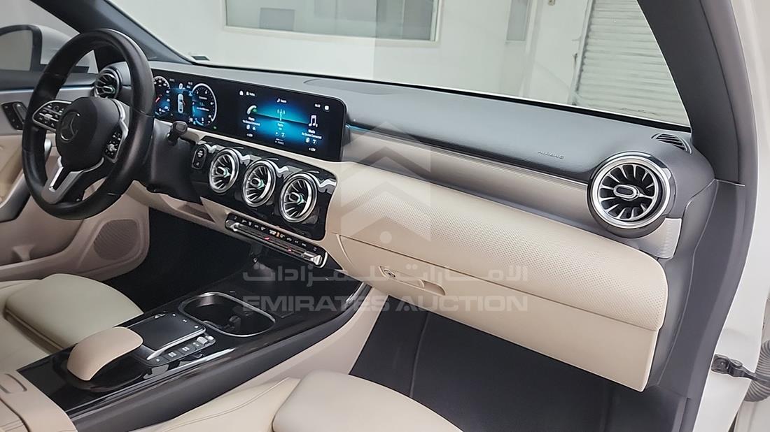 مرسيدس A220 2021 — زاوية واجهة الراكب الأمامي الأيمن — صورة 28