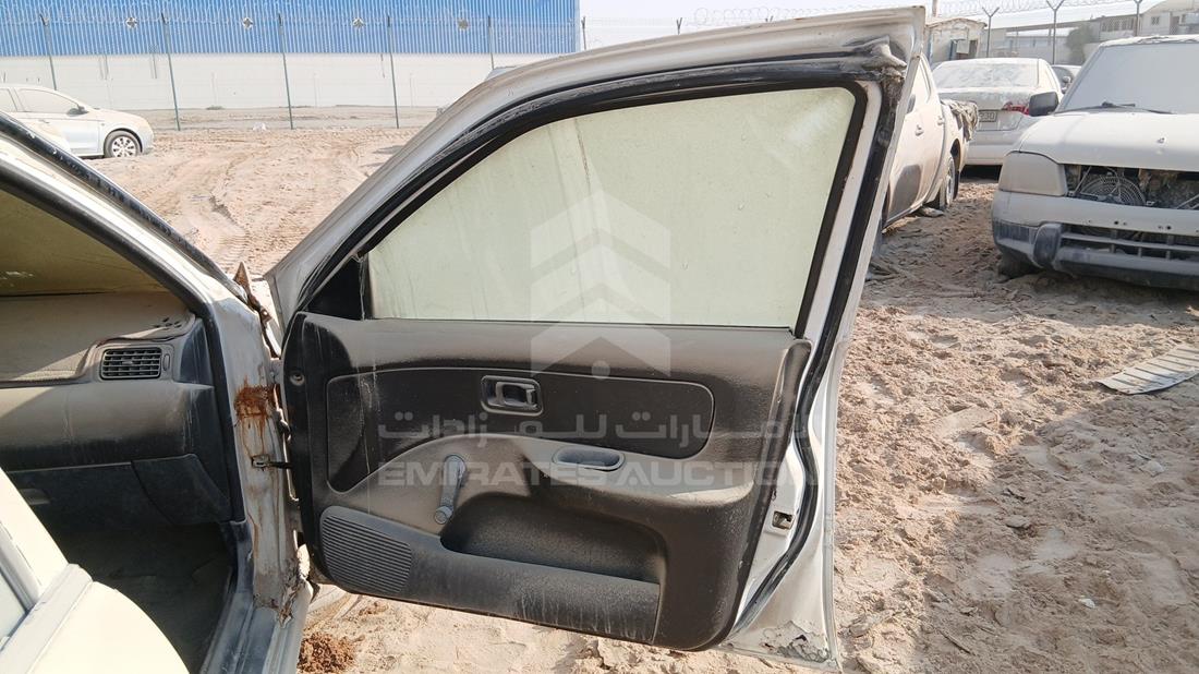 نيسان صني 2000 — الباب الأمامي الأيمن — صورة 25