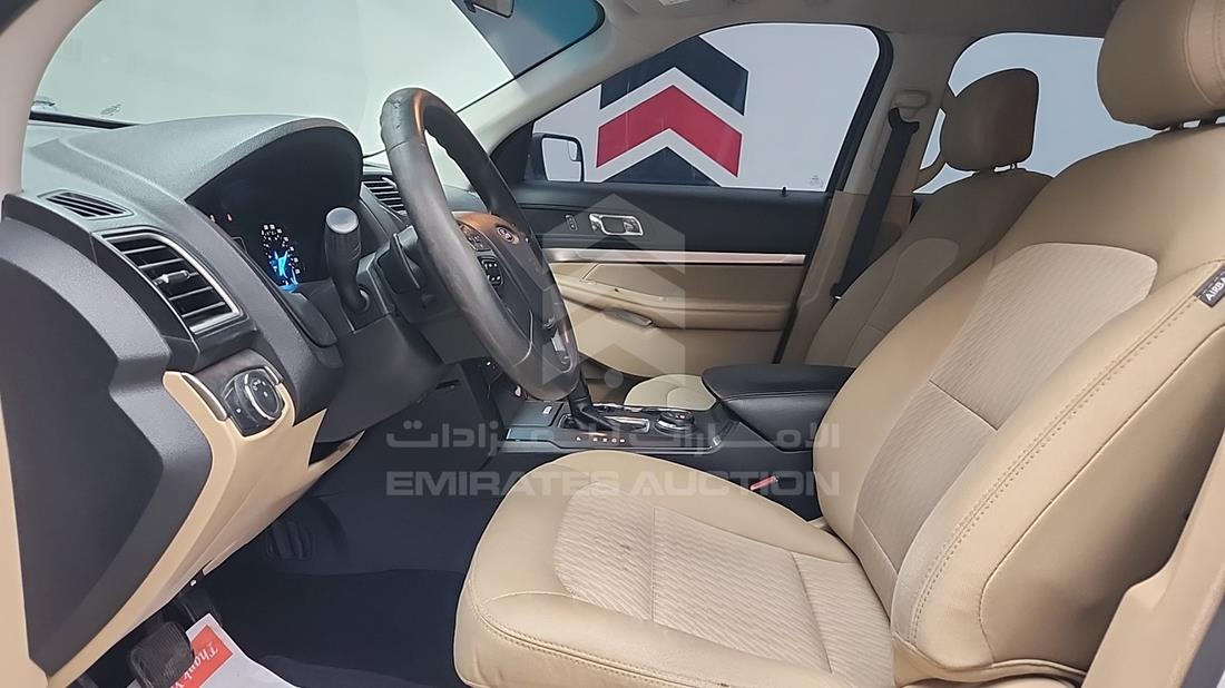 فورد اكسبلورر 2016 — زاوية السائق الأمامية اليسرى — صورة 14
