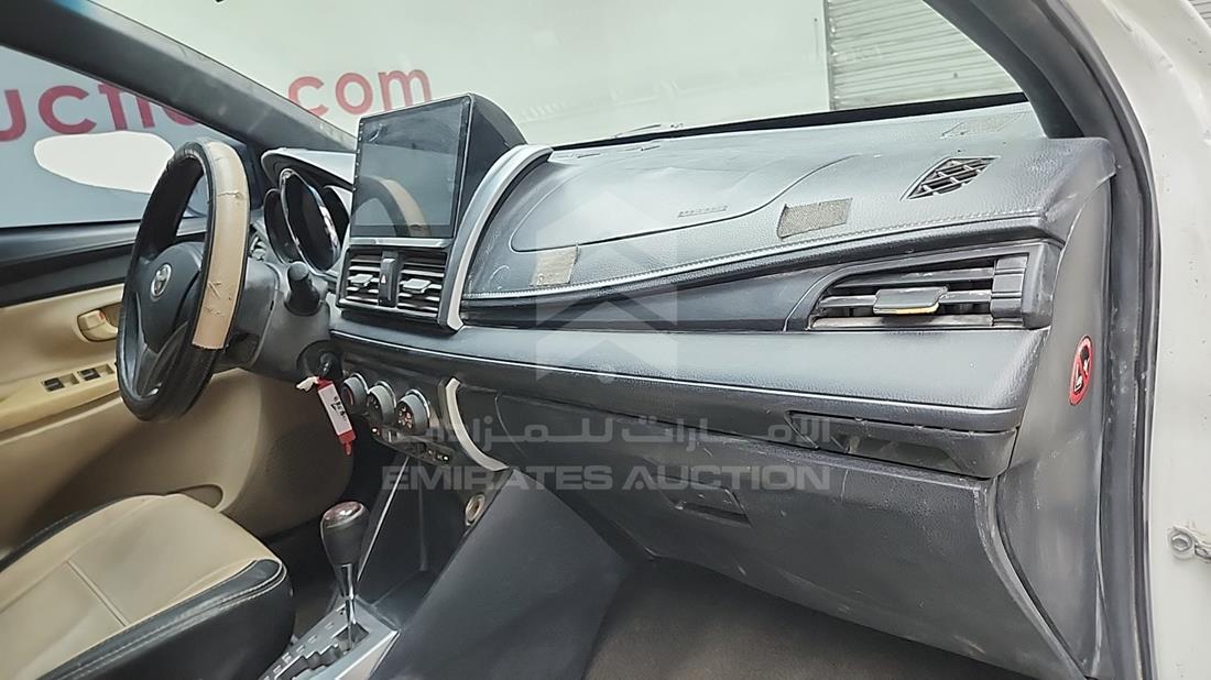 تويوتا ياريس 2015 — زاوية واجهة الراكب الأمامي الأيمن — صورة 24