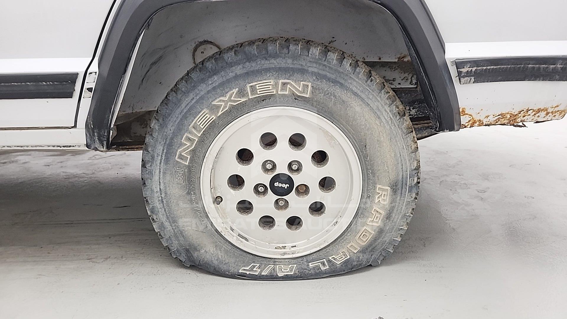 1994 JEEP CHEROKEE VIN: 1J4FJ28V1RL117420