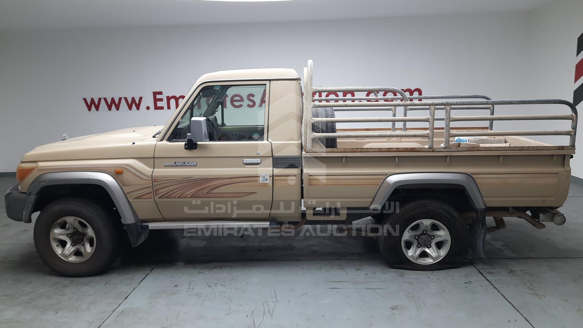 2011 TOYOTA LAND CRUISER VIN: JTFLU73J5B4521104