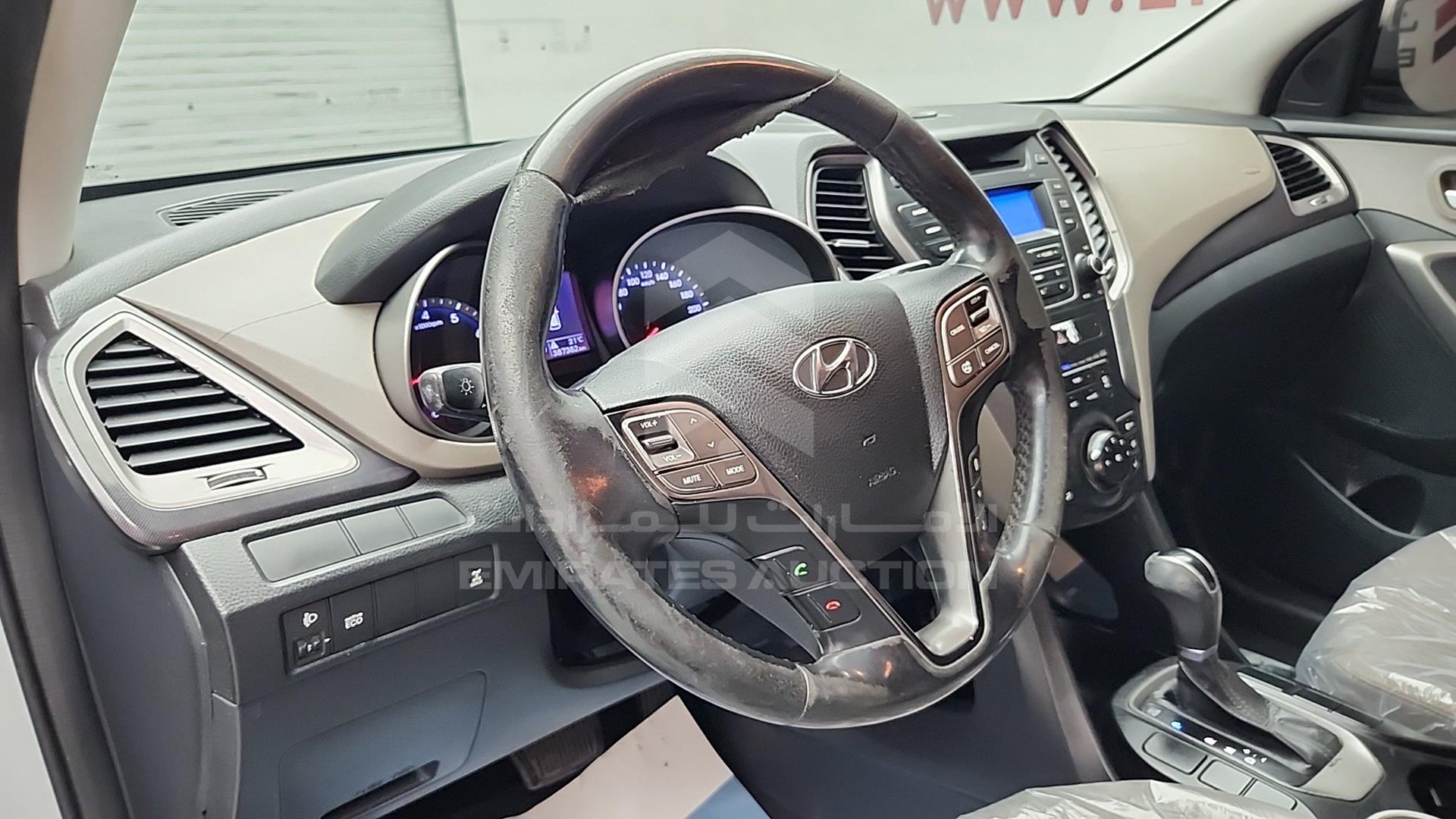 2016 HYUNDAI SANTA FE VIN: KMHSM81E2GU116160