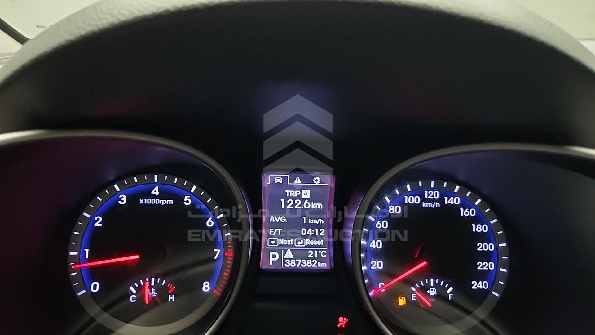 2016 HYUNDAI SANTA FE VIN: KMHSM81E2GU116160