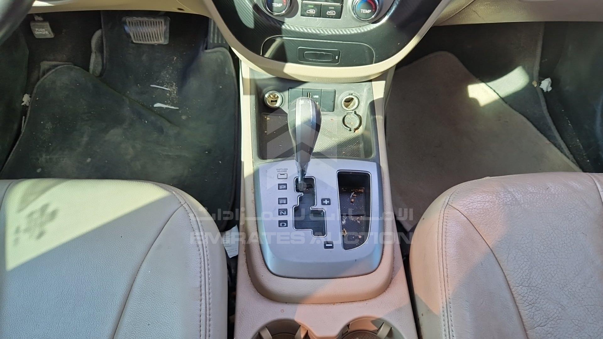 2011 HYUNDAI SANTA FE VIN: KMHSH81G6BU721605