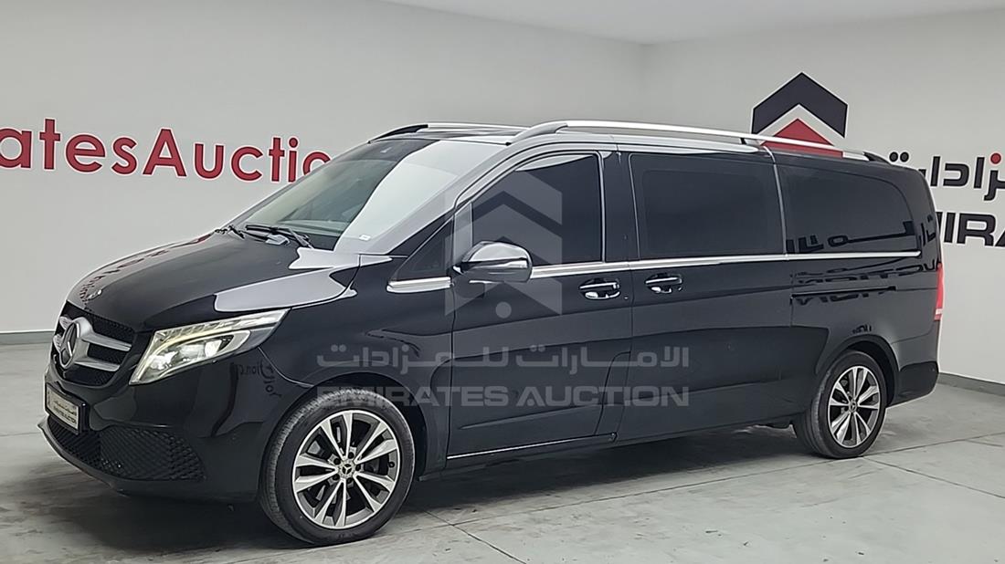 مرسيدس V 250 2021 — الزاوية الأمامية اليسرى — صورة 5