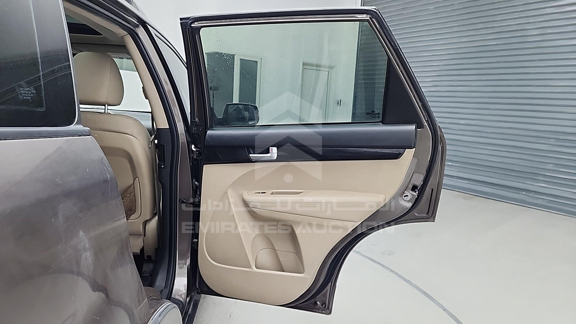 2015 KIA SORENTO VIN: KNAKU8119F5512075
