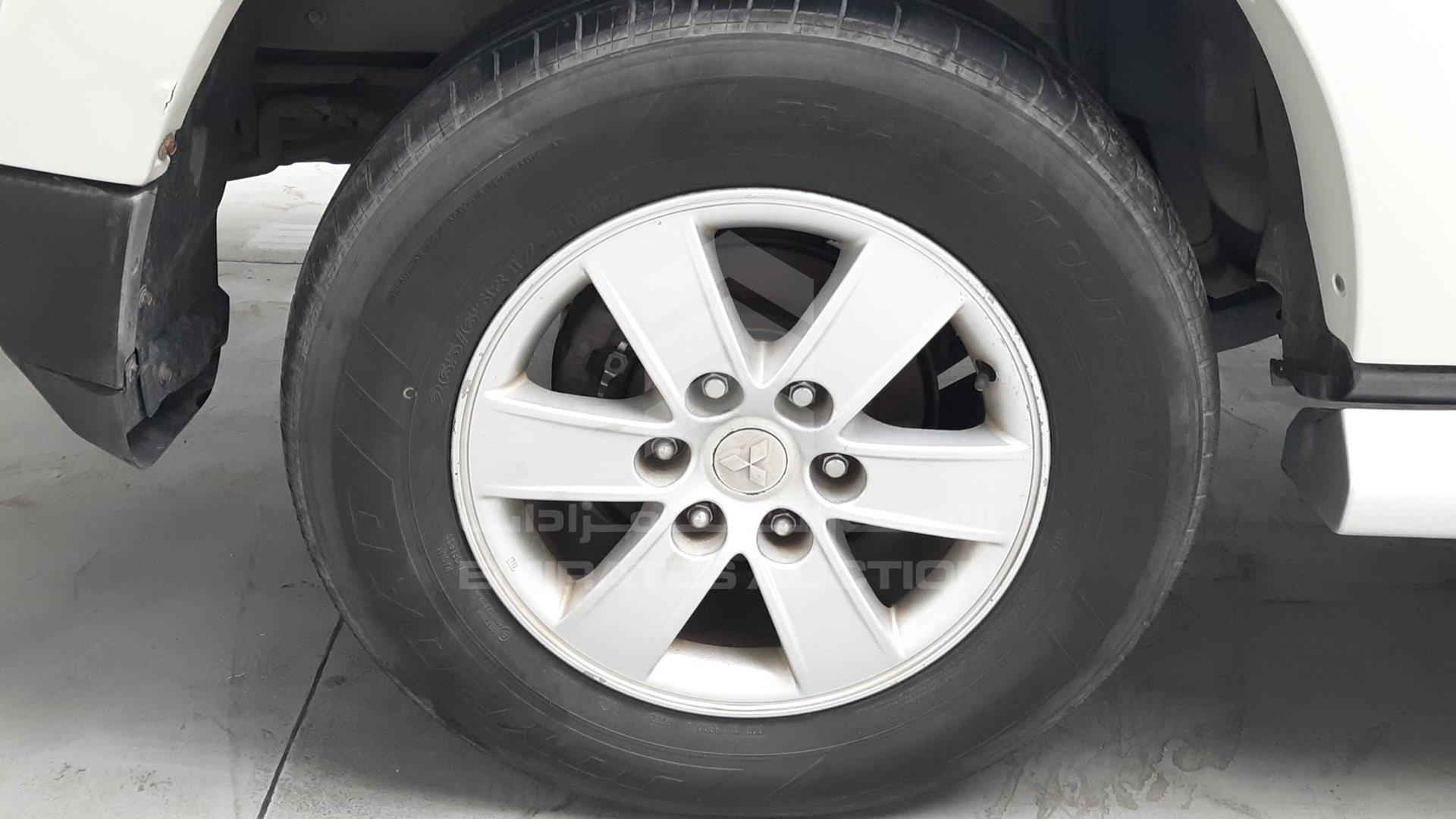 2008 MITSUBISHI PAJERO VIN: JMYLRV93W8J728895
