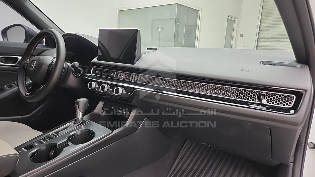 هوندا سيفيك 2024 — زاوية واجهة الراكب الأمامي الأيمن — صورة 30