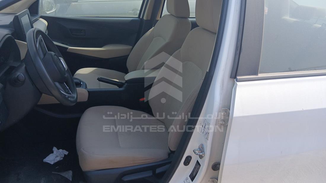 تويوتا ياريس 2023 — زاوية السائق الأمامية اليسرى — صورة 12