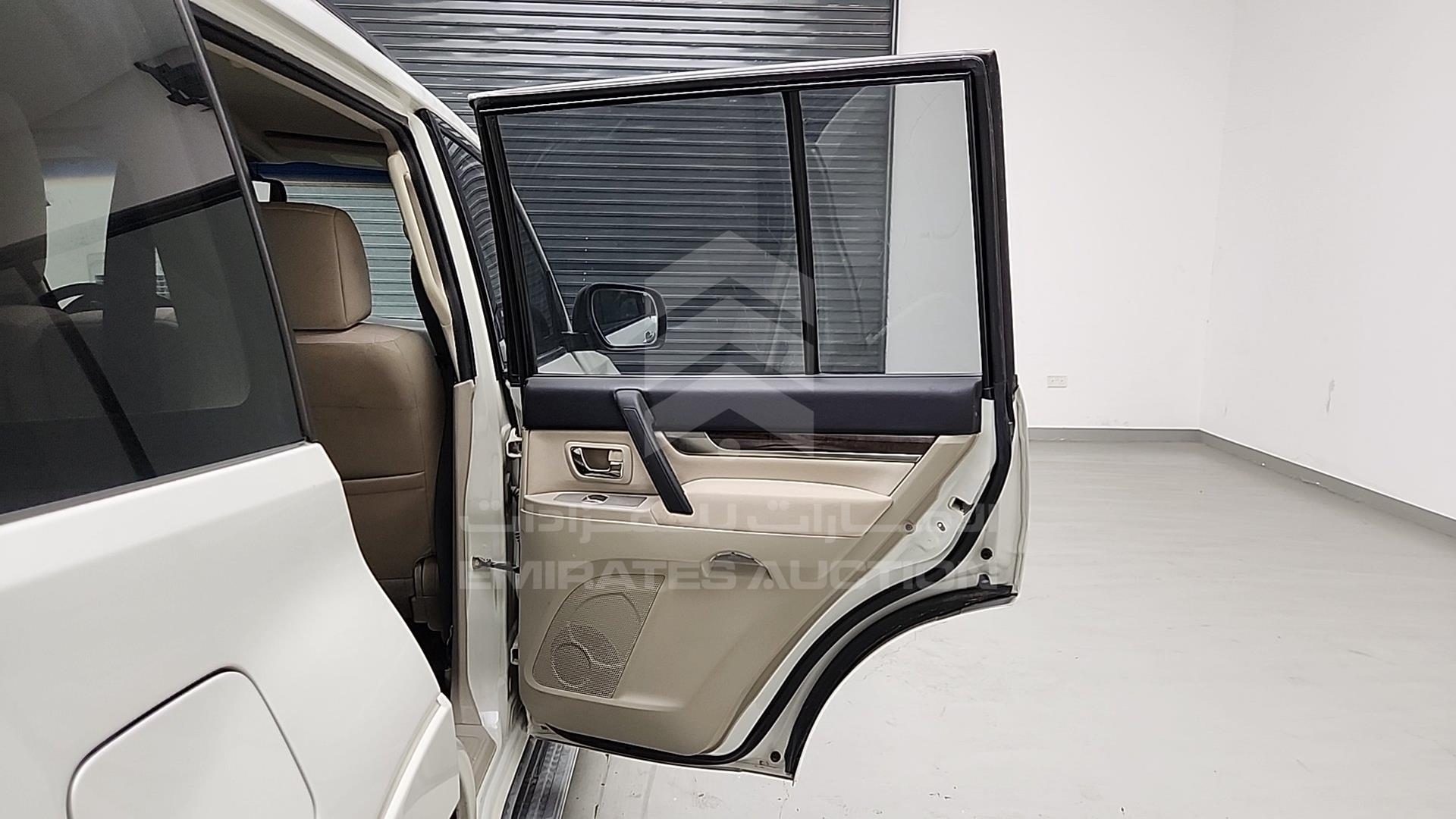 2010 MITSUBISHI PAJERO VIN: JMYLRV95WAJ702893