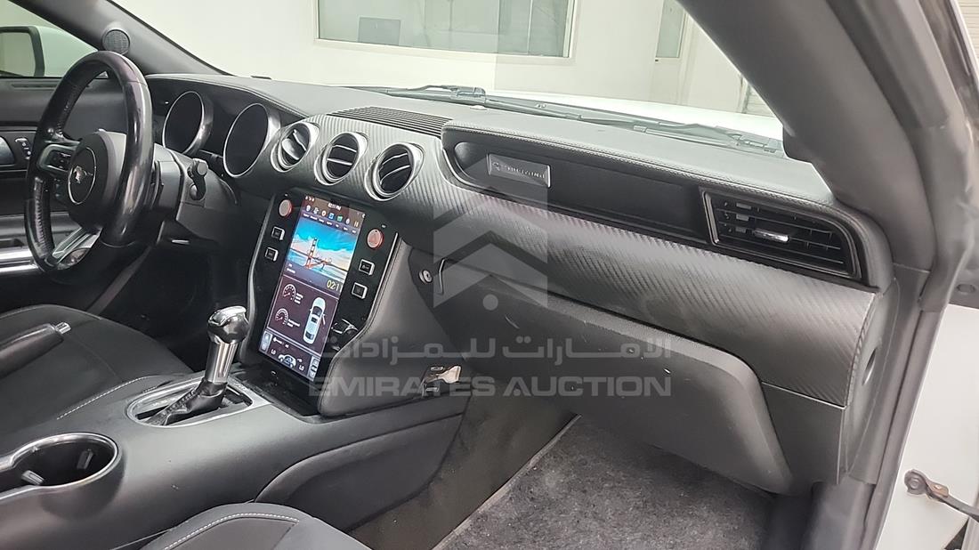 فورد موستانج 2018 — زاوية واجهة الراكب الأمامي الأيمن — صورة 28