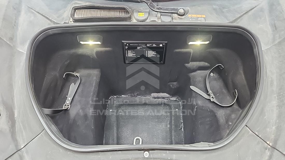 فيراري F8 Spider 2023 — زاوية صندوق السيارة — صورة 21