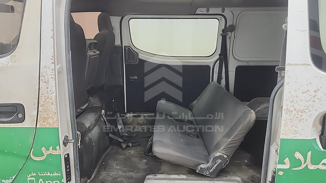 نيسان أورفان 2015 — زاوية الراكب الخلفي اليسرى — صورة 14