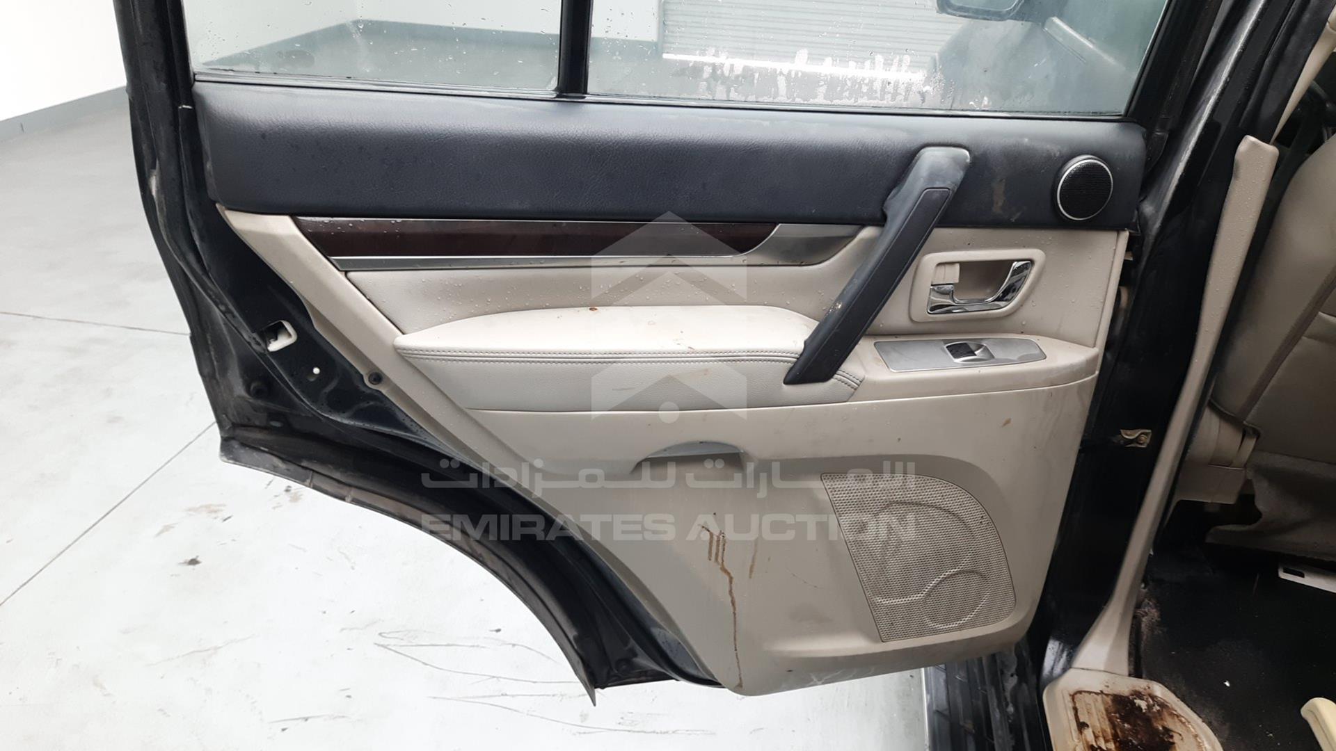 2011 MITSUBISHI PAJERO VIN: JMYLRV95WBJ709201