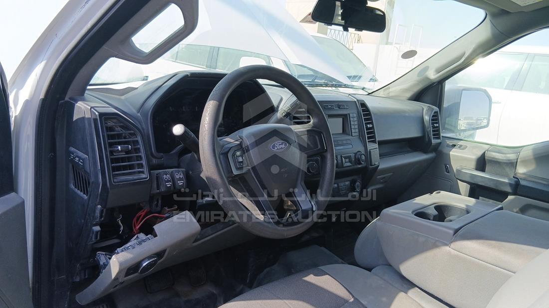 فورد اف 150 2019 — زاوية واجهة السائق الأمامية اليسرى — صورة 11