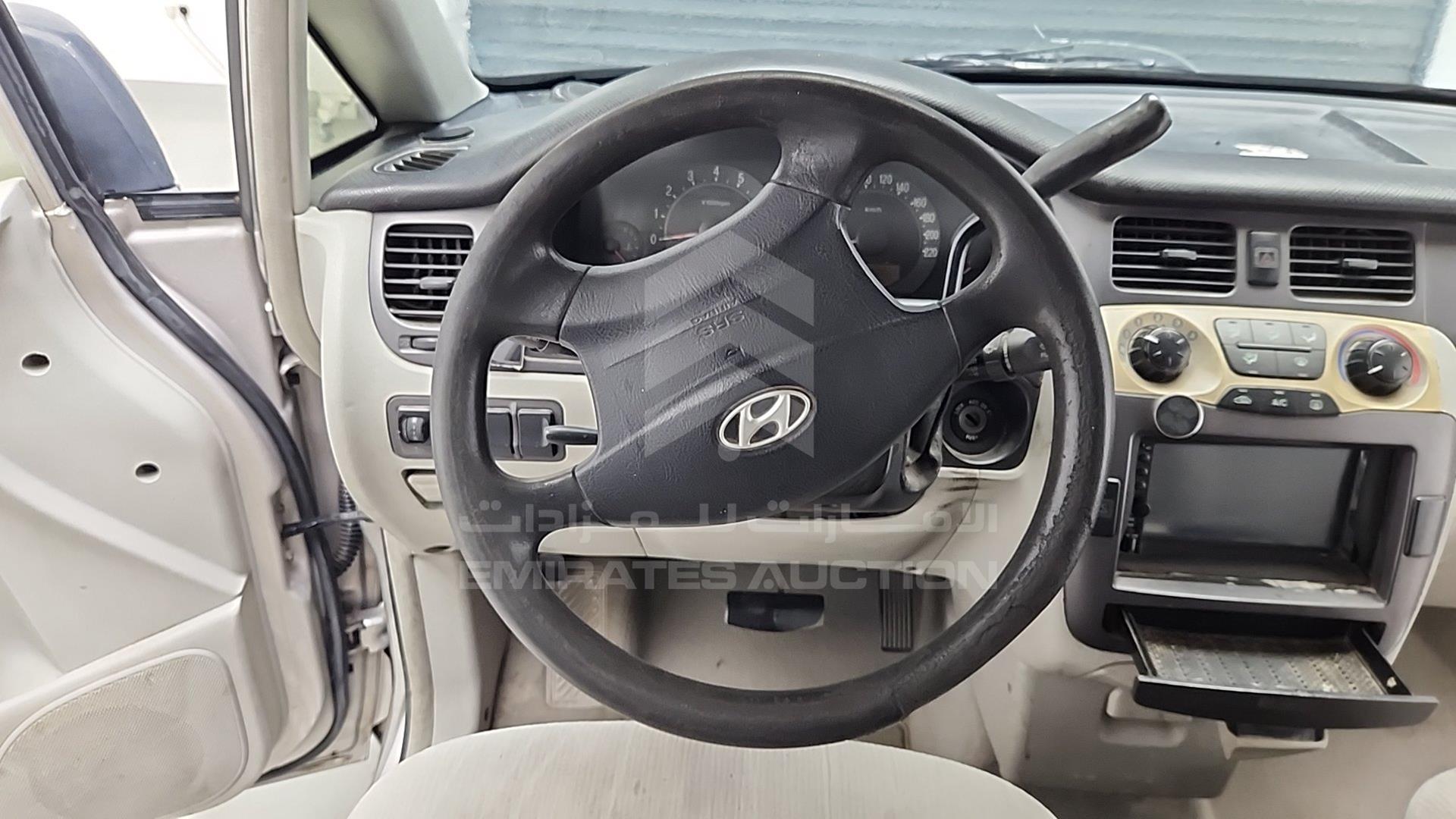 2007 HYUNDAI TRAJET VIN: KMHMG81C07U303668