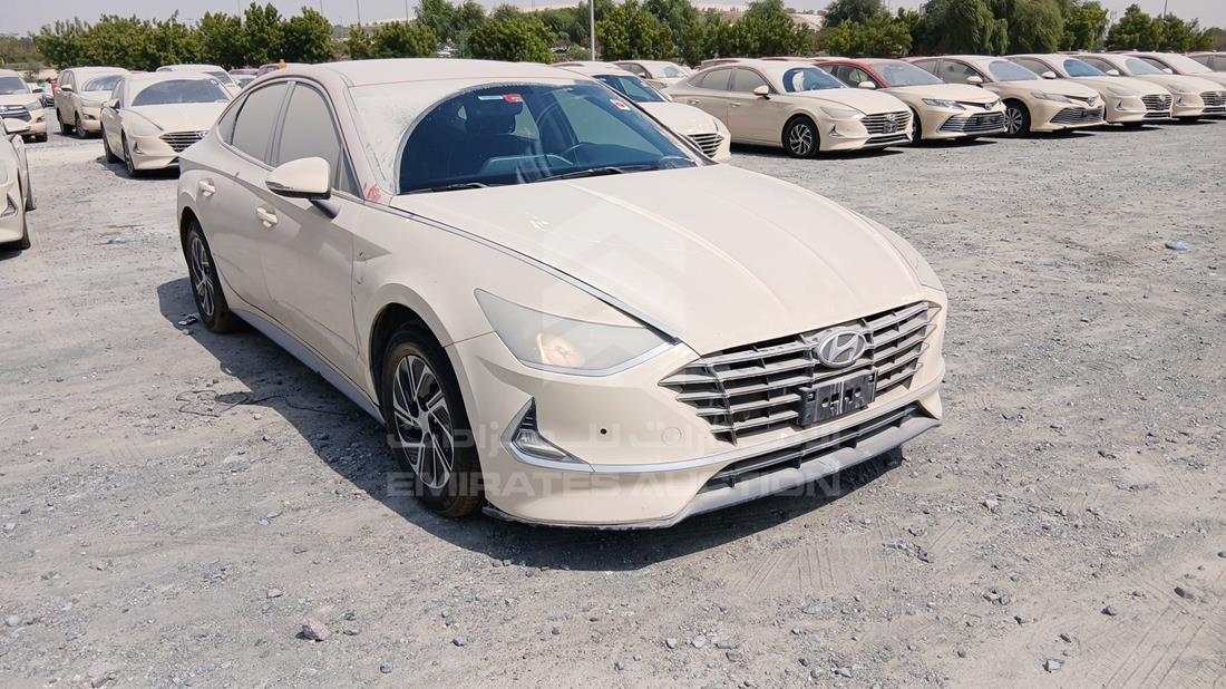 2021 Hyundai Sonata Hybrid — Front Right Angle — Photo 10