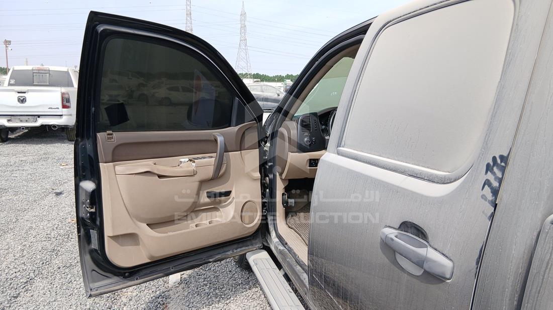 شيفروليه سيلفرادو 2013 — الباب الأمامي الأيسر — صورة 10