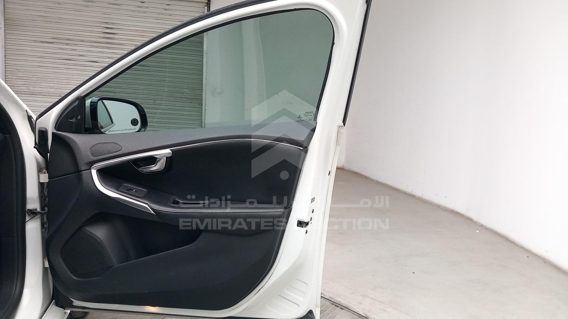 2014 VOLVO V40 VIN: YV1635MV8E2123328