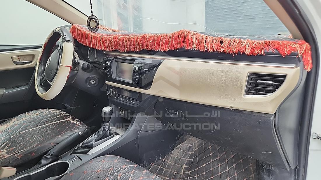تويوتا كورولا 2016 — زاوية واجهة الراكب الأمامي الأيمن — صورة 27