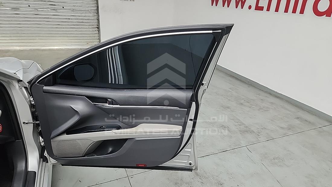 تويوتا كامري 2019 — الباب الأمامي الأيمن — صورة 27