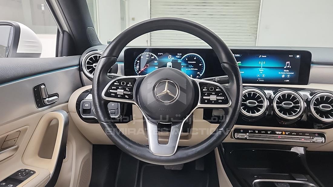 مرسيدس A220 2021 — التحكمات في عجلة القيادة — صورة 16