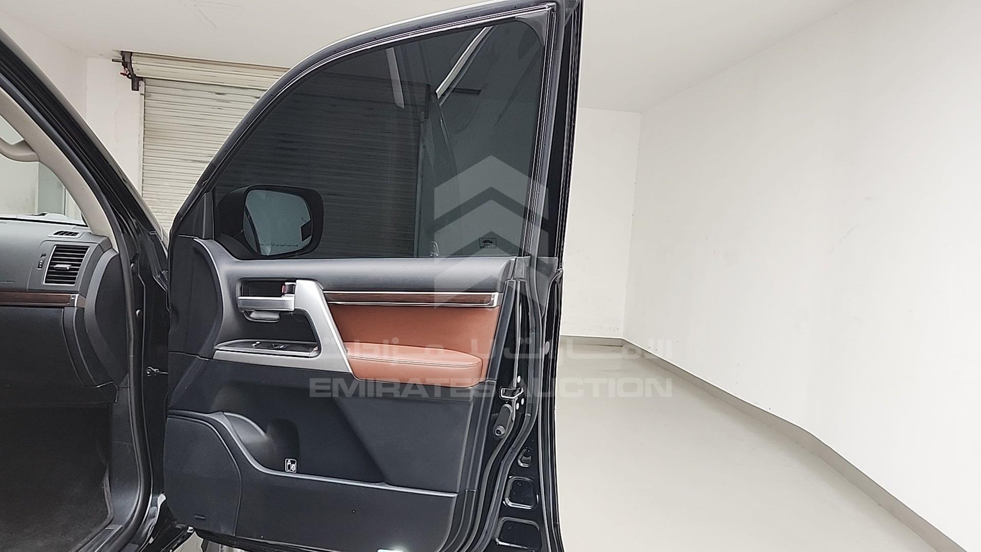 2018 TOYOTA LAND CRUISER VIN: JTMHY05J6J4073218