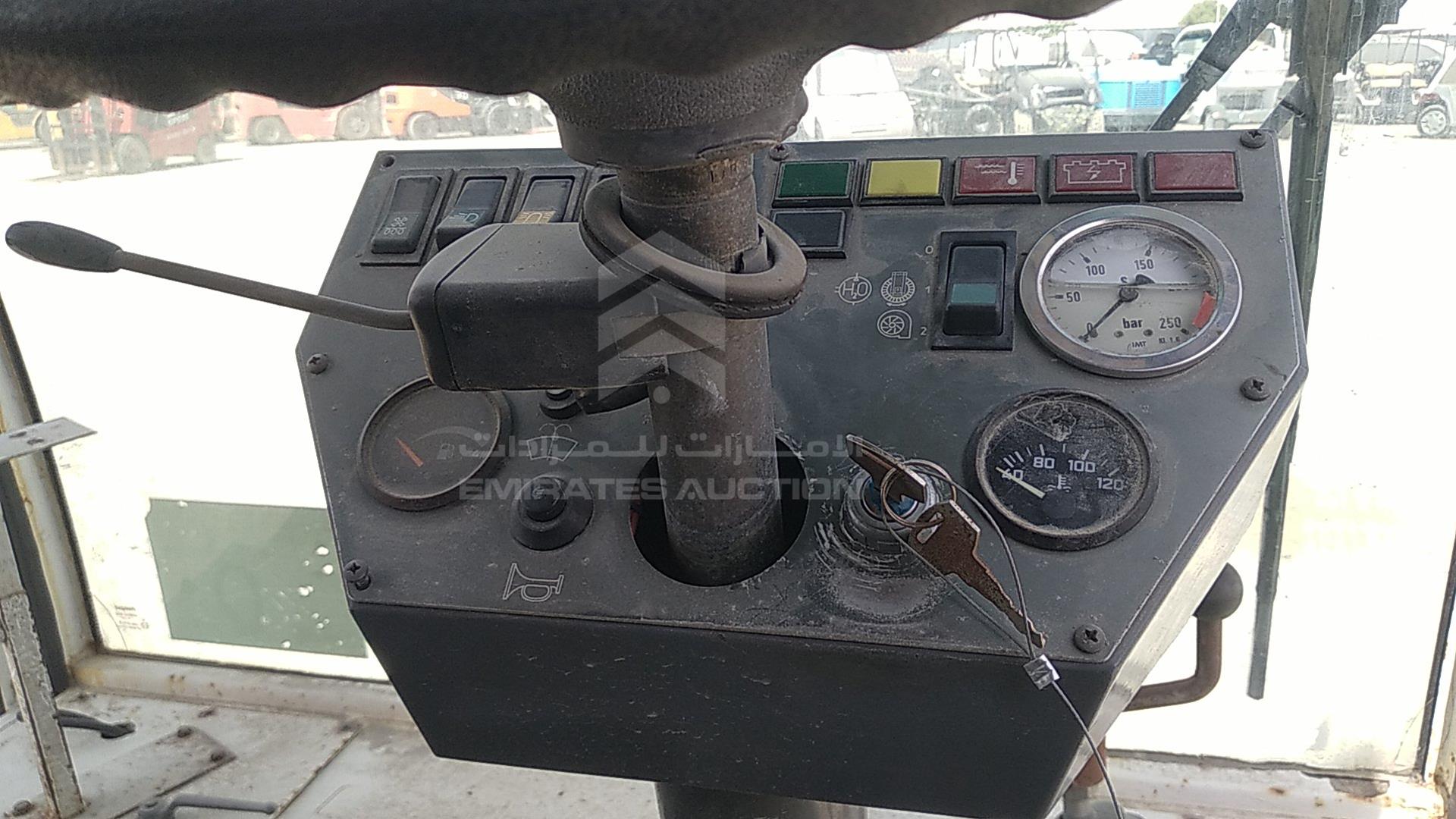 2000 ROAD CLEANING MACHINE --- VIN: 37592003961