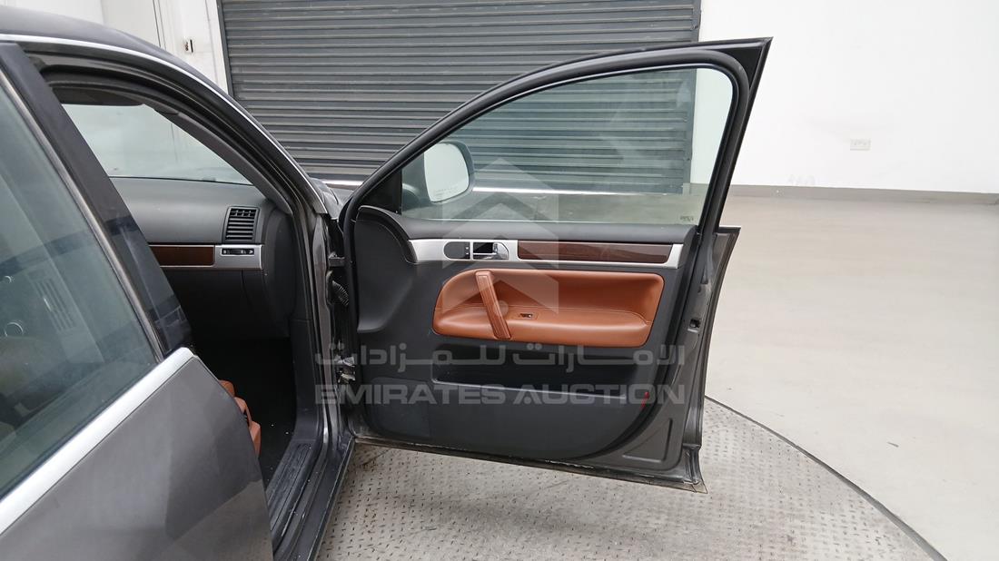 2008 Volkswagen Touareg — Front Right Door — Photo 19