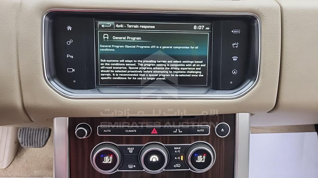 2016 Range Rover Vogue — Entertainment Systems & Camera Monitor & Navigation — Photo 18